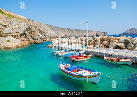 Kleiner Hafen mit bunten Fischerbooten und das türkisfarbene Meer Wasser in Sunflower Village in Antikythera Insel in Griechenland Stockfoto