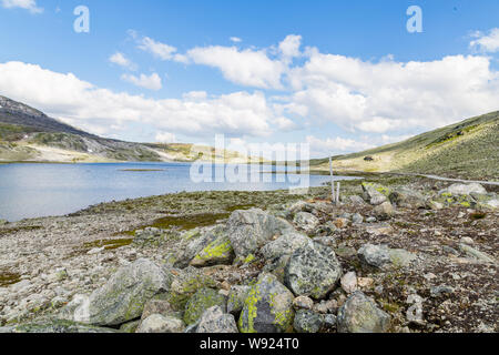 Rauhe Landschaft entlang des National Scenic route Aurlandsfjellet zwischen Aurland und Laerdal in Norwegen. Stockfoto