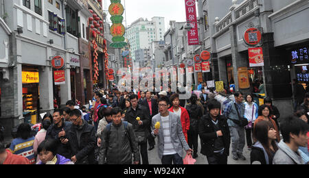 ---- Touristen und Anwohner Masse der Shanxiajiu Fussgängerzone während des Frühlings Festival Urlaub in Guangzhou City, South China Guangd Stockfoto