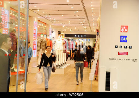 ------ Kunden Shop im Flagship Store von Uniqlo auf der Huaihai Road in Shanghai, China, 31. Oktober 2013. Japans Fast Retailing Co., Betreiber von t Stockfoto