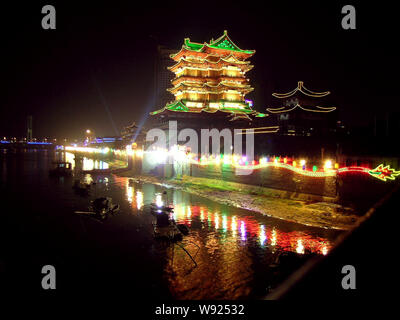 ------ Nacht Blick auf den Pavillon von Prinz Teng in Nanchang City, Central China Provinz Jiangxi, 17. Juni 2012. Bürgermeister von vier Provinzhauptstadt Stockfoto