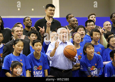 Pensionierte chinesischen Basketball Superstar Yao Ming, oben Mitte links, NBA Commissioner David Stern, unten Mitte, Kobe Bryant, oben Mitte rechts, und seine Te Stockfoto