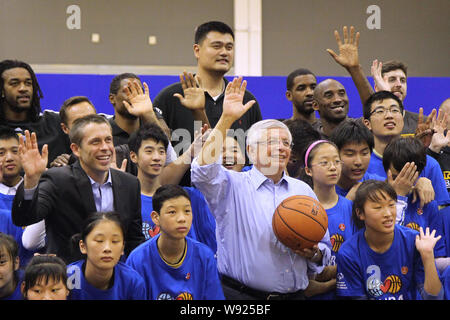 Pensionierte chinesischen Basketball Superstar Yao Ming, oben Mitte links, NBA Commissioner David Stern, unten Mitte, Kobe Bryant, oben Mitte rechts, und seine Te Stockfoto
