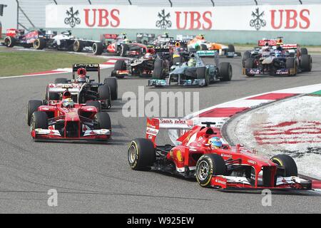 Spanisch F1-Pilot Fernando Alonso Ferrari, Front, und andere Fahrer konkurrieren während der 2013 Formel 1 Grand Prix von China auf dem Shanghai Internat Stockfoto