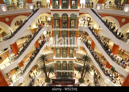 Kunden besuchen die Globale Harbour Shopping Center in Shanghai, China, 5. Juli 2013. Ein mega-kommerziellen Komplex am Freitag (5. Juli 2013) in Chang geöffnet Stockfoto