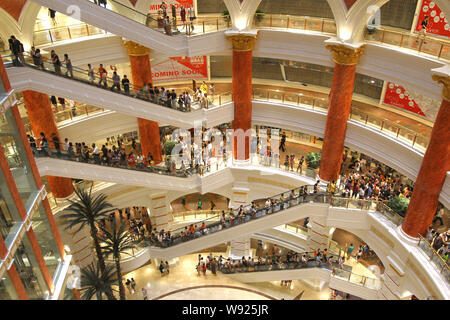 Kunden besuchen die Globale Harbour Shopping Center in Shanghai, China, 5. Juli 2013. Ein mega-kommerziellen Komplex am Freitag (5. Juli 2013) in Chang geöffnet Stockfoto