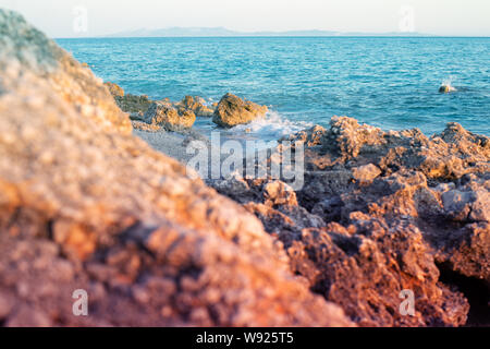 Felsigen Strand und kristallklarem, türkisfarbenem Wasser des Ionischen Meeres in Albanien. Ruhige und entspannende Aussicht Stockfoto