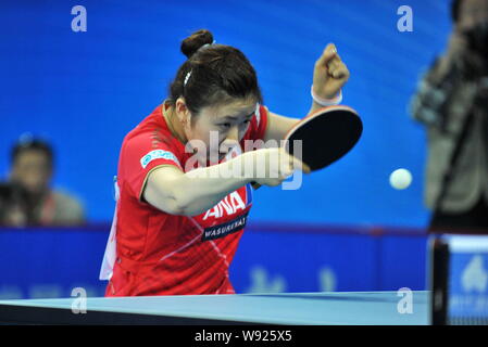 Ai Fukuhara von Japan gibt einen Schuß zu Kristin Silbereisen Deutschlands in ihrer Frauen singles Match während der ITTF World Team Classic 2013 in Guangzh Stockfoto