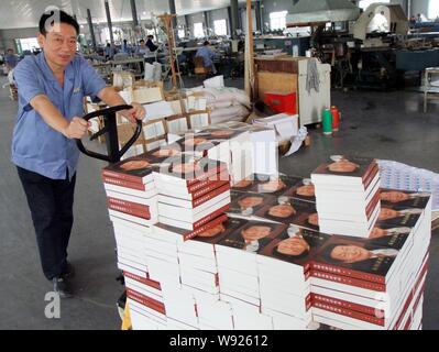 ---- Ein chinesischer Arbeiter Karren neu gedruckte Exemplare des Buches, Zhu Rongji Rede Erfassen, bei einer Druckerei in Wuhu City, East China Anhui provi Stockfoto