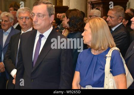 Beerdigung von frabrizio Saccomanni. In der Kirche von San Salvatore in Lauro. Auf dem Foto Mario Draghi mit seiner Frau (Marcellino Radogna/Fotogramma, Rom - 2019-08-12) p.s. La foto e 'utilizzabile nel rispetto del contesto in Cui e' Stata scattata, e senza intento diffamatorio del decoro delle Persone rappresentate Stockfoto