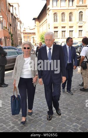 Beerdigung von frabrizio Saccomanni. In der Kirche von San Salvatore in Lauro. Auf dem Foto Mario Monti mit seiner Frau (Marcellino Radogna/Fotogramma, Rom - 2019-08-12) p.s. La foto e 'utilizzabile nel rispetto del contesto in Cui e' Stata scattata, e senza intento diffamatorio del decoro delle Persone rappresentate Stockfoto