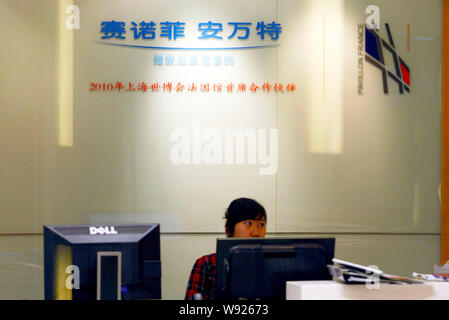 ---- Ein chinesischer Mitarbeiter wird in der Zentrale der Sanofi-Aventis (jetzt Sanofi) China in Shanghai, China, 26. September 2010 gesehen. Ein Whistleblower Stockfoto