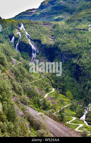 Blick auf die Straße und harpin Wasserfall von der schönste Zugfahrt Flamsbana zwischen Flam und Myrdal in Aurland in Westnorwegen Bend Stockfoto