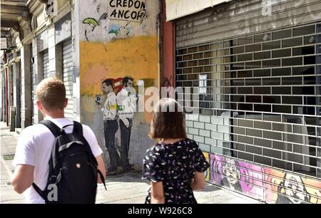 Porta Ticinese, das Design der TV JUNGE mit Luigi Di Maio und Matteo Salvini mit ihren Rücken und halten Ihr Handy (Duilio Piaggesi/Fotogramma, Mailand - 2019-08-12) p.s. La foto e 'utilizzabile nel rispetto del contesto in Cui e' Stata scattata, e senza intento diffamatorio del decoro delle Persone rappresentate Stockfoto