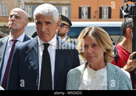 Beerdigung von frabrizio Saccomanni. In der Kirche von San Salvatore in Lauro. Auf dem Foto Pierferdinando Casini und Beatrice Lorenzin (Marcellino Radogna/Fotogramma, Rom - 2019-08-12) p.s. La foto e 'utilizzabile nel rispetto del contesto in Cui e' Stata scattata, e senza intento diffamatorio del decoro delle Persone rappresentate Stockfoto