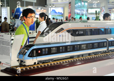 ---- Ein Besucher schaut auf ein Modell eines CRH (China Railway High speed) Bahn während der Bahn Metro China Ausstellung 2013 in Shanghai, China, 6. Juni 20 Stockfoto