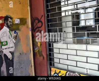 Porta Ticinese, das Design der TV JUNGE mit Luigi Di Maio und Matteo Salvini mit ihren Rücken und halten Ihr Handy (Duilio Piaggesi/Fotogramma, Mailand - 2019-08-12) p.s. La foto e 'utilizzabile nel rispetto del contesto in Cui e' Stata scattata, e senza intento diffamatorio del decoro delle Persone rappresentate Stockfoto