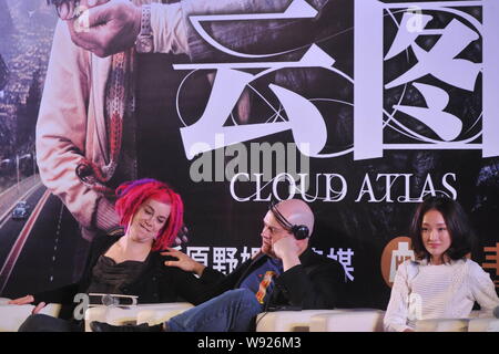 (Von rechts) chinesische Schauspielerin Zhou Xun, amerikanische Regisseur Andy Wachowski und sein Regisseur Schwester Larry Wachowski eine Pressekonferenz für die Movi teilnehmen Stockfoto