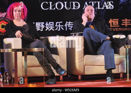 Der amerikanische Regisseur Andy Wachowski, Recht und sein Direktor Schwester Larry Wachowski eine Pressekonferenz für den Film, Cloud Atlas, in Peking, Chi teilnehmen Stockfoto