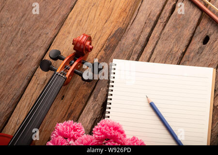 Nahaufnahme Violine headstock Orchester instrumental über weiß Holz- Hintergrund wählen Sie Fokus flache Tiefenschärfe Stockfoto