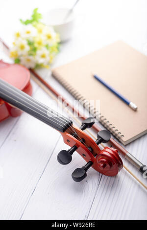 Nahaufnahme Violine headstock Orchester instrumental über weiß Holz- Hintergrund wählen Sie Fokus flache Tiefenschärfe Stockfoto