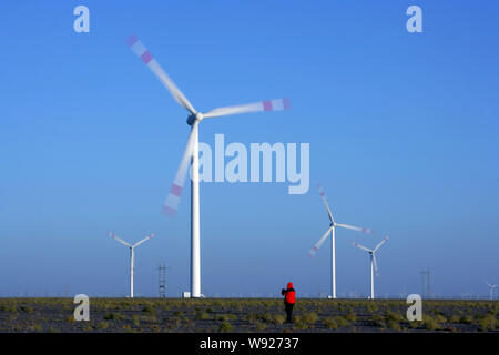 ---- Windenergieanlagen whirl Strom zu einem Wind famr in Yumen zu generieren, Northwest China Provinz Gansu, 11. Oktober 2012. China überholte die Un Stockfoto