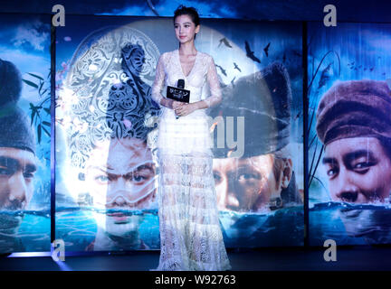 Hong Kong Schauspielerin Angelababy stellt während einer Pressekonferenz für ihren neuen Film, Junge Detective Dee: Aufstieg der Sea Dragon, in Peking, China, 15 Aug. Stockfoto