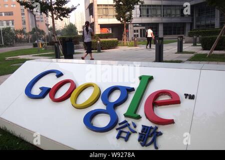 ---- Fußgänger vorbei an den Hauptsitz von Google China in Peking, China, 25. August 2012. Google Inc. sagte am Montag (15. Juli 2013), der seine Stockfoto