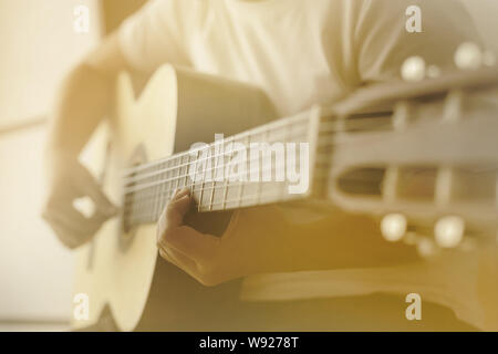 Frau Hände spielen akustische Gitarre die Musiker von Jazz und Easy Listening Stil wählen Sie Fokus flache Tiefenschärfe mit weichen und warmen Ton Stockfoto