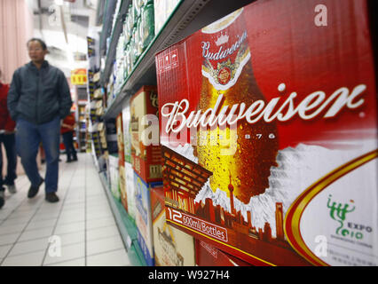 ------ Flaschen Budweiser Bier zum Verkauf an, auch nicht auf dem Regal im Supermarkt in Shanghai, China, 9. Dezember 2010. Anheuser-Busch InBev hat Struck Stockfoto