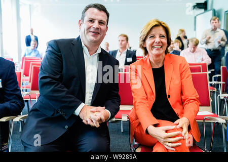Ludwigshafen, Deutschland. 12 Aug, 2019. Hubertus Heil (SPD), Bundesminister für Arbeit und Soziales, und Malu Dreyer (SPD), Ministerpräsident von Rheinland-Pfalz, sitzen nebeneinander auf einer Pressekonferenz auf dem Gelände des Chemiekonzerns BASF. Der Sekretär der Arbeit ist auf einer Sommerreise. Foto: Uwe Anspach/dpa/Alamy leben Nachrichten Stockfoto