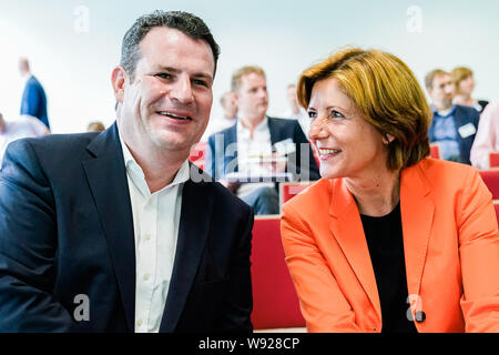 Ludwigshafen, Deutschland. 12 Aug, 2019. Hubertus Heil (SPD), Bundesminister für Arbeit und Soziales, und Malu Dreyer (SPD), Ministerpräsident von Rheinland-Pfalz, sprechen auf einer Pressekonferenz auf dem Gelände des Chemiekonzerns BASF. Der Sekretär der Arbeit ist auf einer Sommerreise. Foto: Uwe Anspach/dpa/Alamy leben Nachrichten Stockfoto