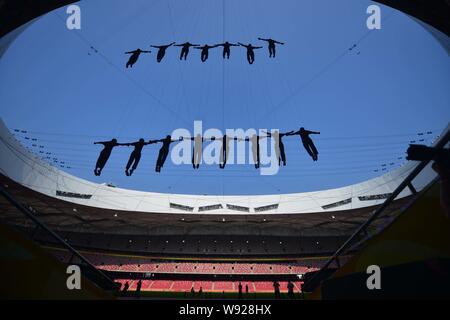 Chinesische Akrobaten Proben der Draht Leistung zu nisten die Vögel für die Show, Anziehung, in Peking, China, 23. Juli 2013. In diesem September in Beijin Stockfoto