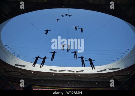 Chinesische Akrobaten Proben der Draht Leistung zu nisten die Vögel für die Show, Anziehung, in Peking, China, 23. Juli 2013. In diesem September in Beijin Stockfoto