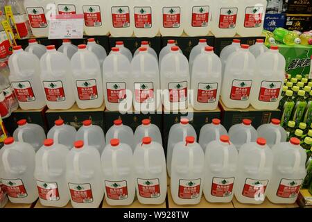 ------ Flaschen Nongfu Quellwasser sind für den Verkauf in einem Supermarkt in Qingdao angezeigt, East China Provinz Shandong, 28. April 2013. Nongfu Spri Stockfoto