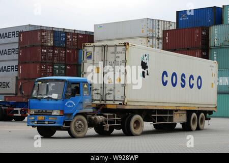---- Ein LKW-Transporte der COSCO Container im Hafen von Qingdao in Qingdao Stadt, East China Provinz Shandong, 4. Juni 2013. China COSCO Halten Stockfoto