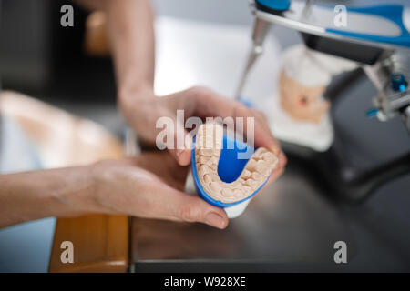 Cast Model der Patienten Zähne in die Hände des Zahnarztes. Stockfoto