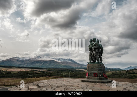 Inverness, Fort William, Schottland - 9. Mai 2019. Die Commando Memorial in Spean Bridge in Schottland blickt über die schneebedeckten Berge. Die Gedenkstätte Stockfoto