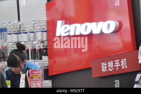 ---- Ein chinesischer Mitarbeiter ist in einem Geschäft von Lenovo in Qingdao gesehen, East China Provinz Shandong, 28. April 2013. Äpfel teilen der Kontinente sma Stockfoto