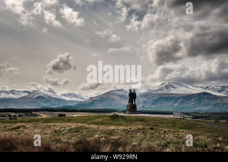 Inverness, Fort William, Schottland - 9. Mai 2019. Die Commando Memorial in Spean Bridge in Schottland blickt über die schneebedeckten Berge. Die Gedenkstätte Stockfoto