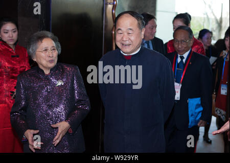 ------ Chinesische Schriftsteller und Nobelpreisträger 2012 in Literatur Guan Moye, besser bekannt unter seinem Pseudonym Mo Yan, vorne rechts bekannt ist, ist im Bild als Stockfoto