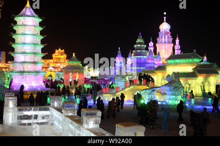 Bunte Eisskulpturen sind während der 29. Internationalen Eis und Schnee Festival in der Stadt Harbin, Provinz Heilongjiang im Nordosten Chinas, 5 Jan Stockfoto