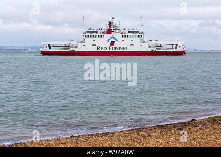 Red Funnel Fähren, Red Osprey Fähre, nähert sich East Cowes, Isle of Wight, Hampshire, UK im August von Southampton - Fähre Autofähre Stockfoto