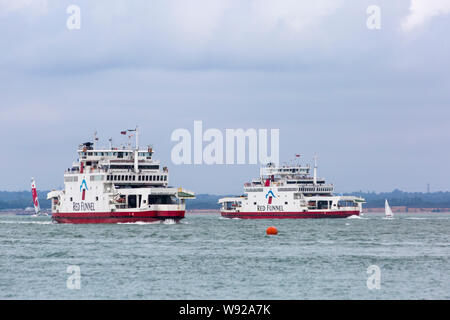 Red Funnel Fähren Red Osprey & Red Eagle zwischen Southampton und East Cowes, Isle of Wight, Hampshire UK im August Autofähre Autofähre Reisen Stockfoto