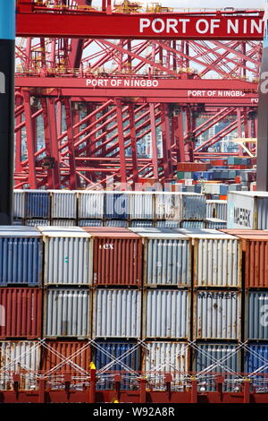 ---- Stapeln der Container entladen werden sollen, werden auf dem Containerschiff Majestic Maersk an einem Kai von Port von Ningbo in Ningbo Stadt gesehen, Ostchina Zhe Stockfoto