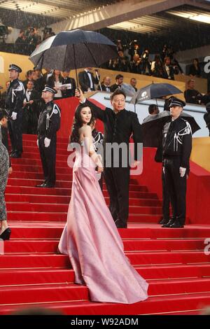 Chinesische Schauspielerin Fan Bingbing, front, Posen auf dem roten Teppich, wie sie für die Eröffnungsfeier der 66. Internationalen Filmfestspiele von Cannes kommt ein Stockfoto
