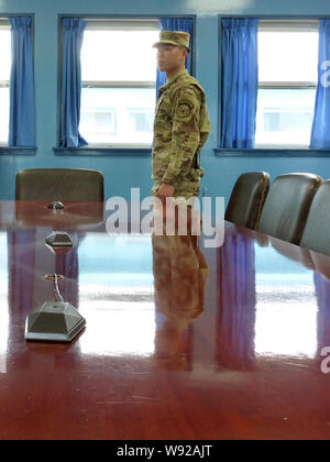 Paju, Südkorea. 15 Mai, 2019. Ein US-Soldat steht am Schreibtisch in der blauen Baracke von panmunjom in der demilitarisierten Zone (DMZ), wo der Friedensvertrag zwischen Nord- und Südkorea im Jahr 1953 unterzeichnet wurde. Credit: Peter Gercke/dpa-Zentralbild/ZB/dpa/Alamy leben Nachrichten Stockfoto