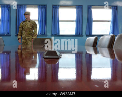 Paju, Südkorea. 15 Mai, 2019. Ein US-Soldat steht am Schreibtisch in der blauen Baracke von panmunjom in der demilitarisierten Zone (DMZ), wo der Friedensvertrag zwischen Nord- und Südkorea im Jahr 1953 unterzeichnet wurde. Credit: Peter Gercke/dpa-Zentralbild/ZB/dpa/Alamy leben Nachrichten Stockfoto