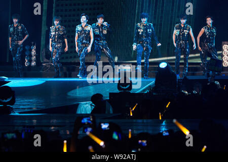 Mitglieder der Koreanischen pop Boy Group Unendliche führen Sie bei ihrem Konzert in Taipei, Taiwan, 13. Oktober 2013. Stockfoto