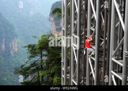 Französische Kletterer Jean-Michel Casanova klettert den Bailong Lift, auch als die hundert Drachen Aufzug, in Niagara-on-the-Lake Scenic Spot in zentralen Chi bekannt Stockfoto